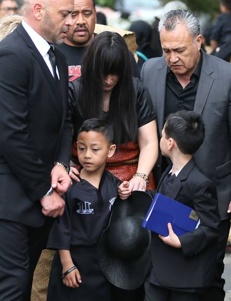 La vedova Nadene con i figli Dhyreille e Brayley - che indossavano le maglie All Blacks con il cognome Lomu e il n 11 sulla schiena. 